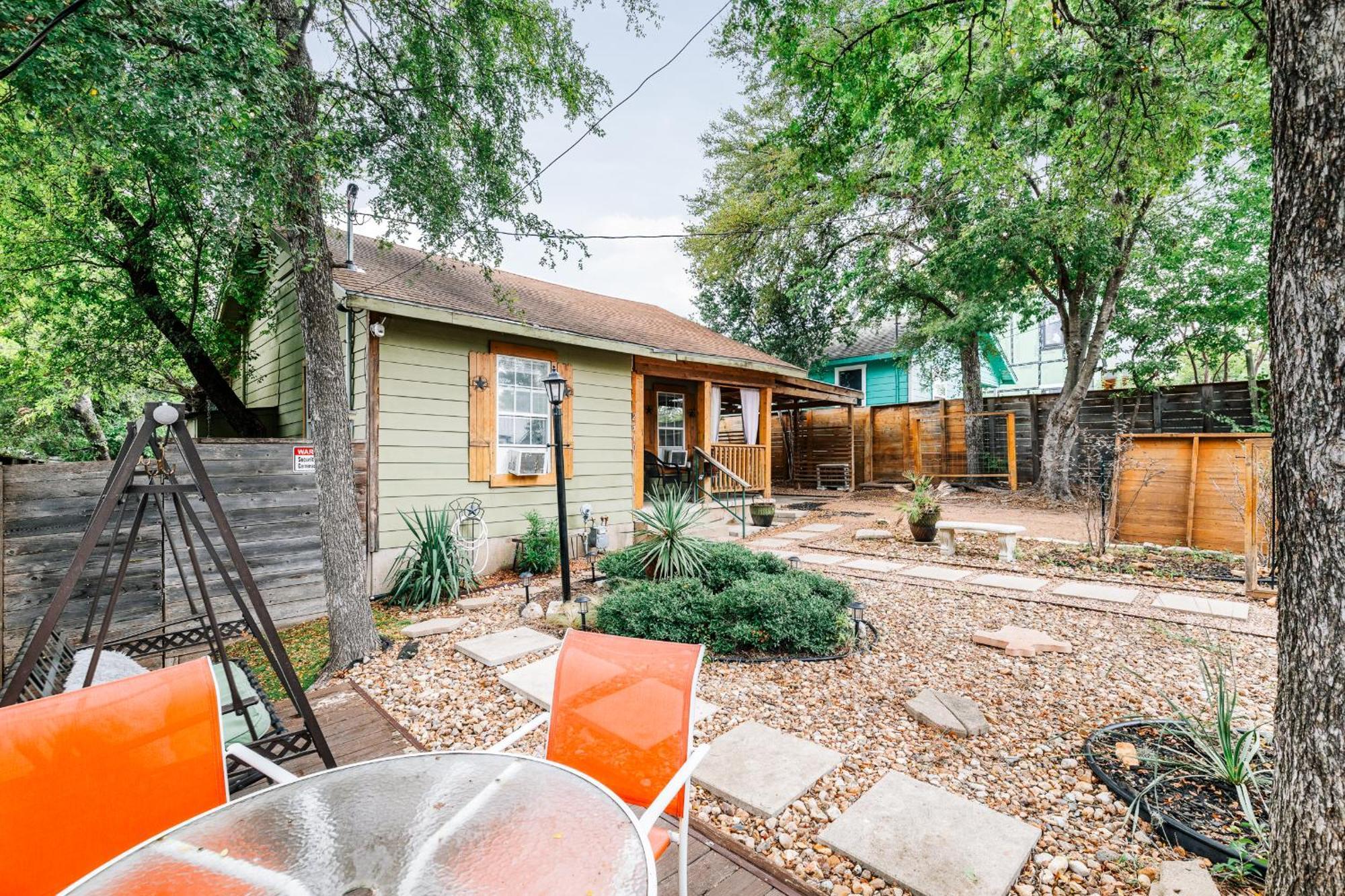 Charming Home With Patios Fireplace And Bbq Area Austin Exterior photo