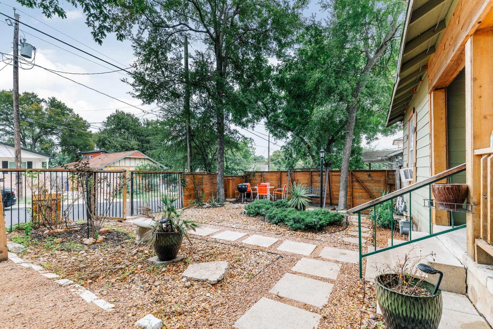 Charming Home With Patios Fireplace And Bbq Area Austin Exterior photo