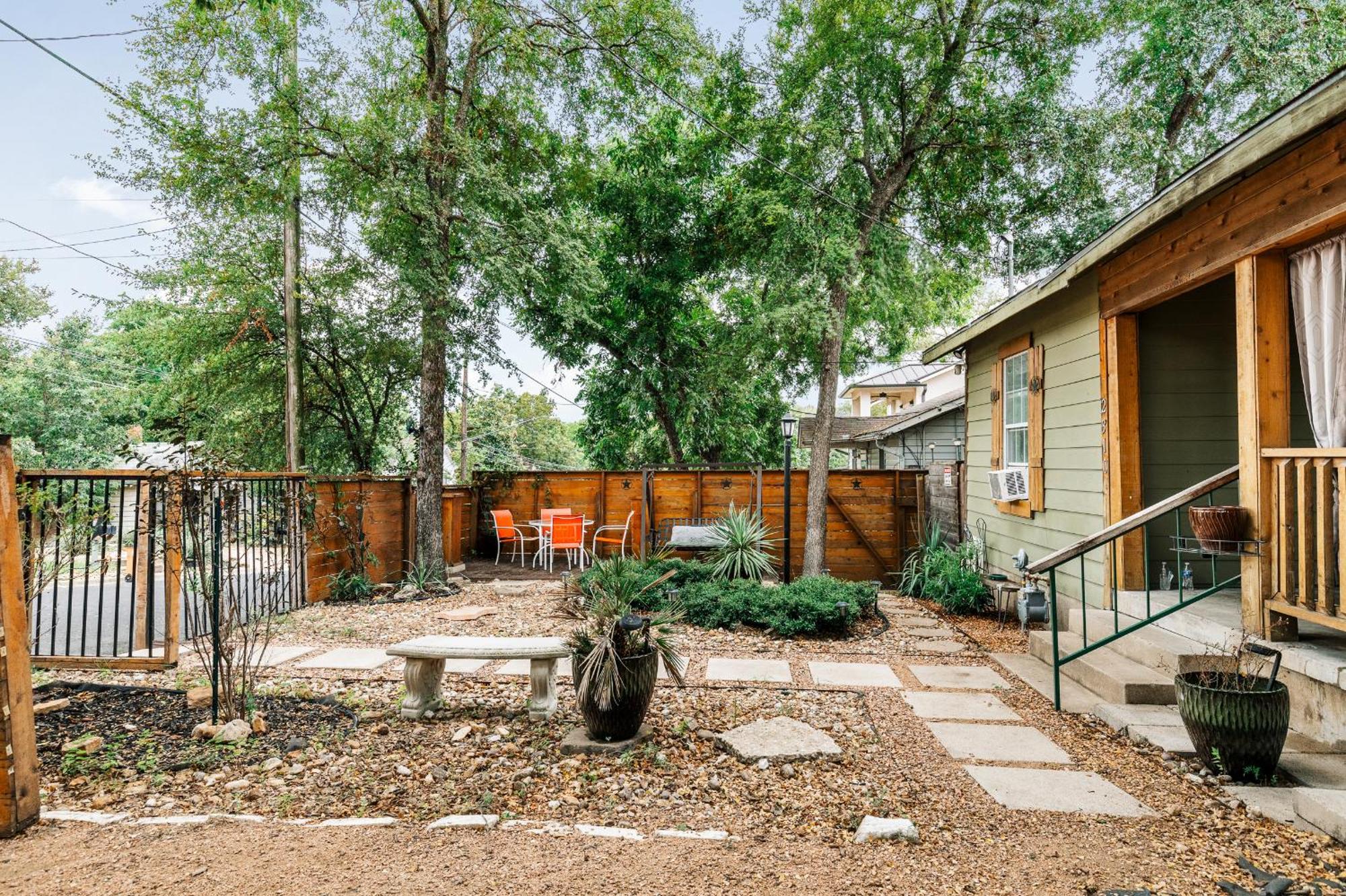 Charming Home With Patios Fireplace And Bbq Area Austin Exterior photo