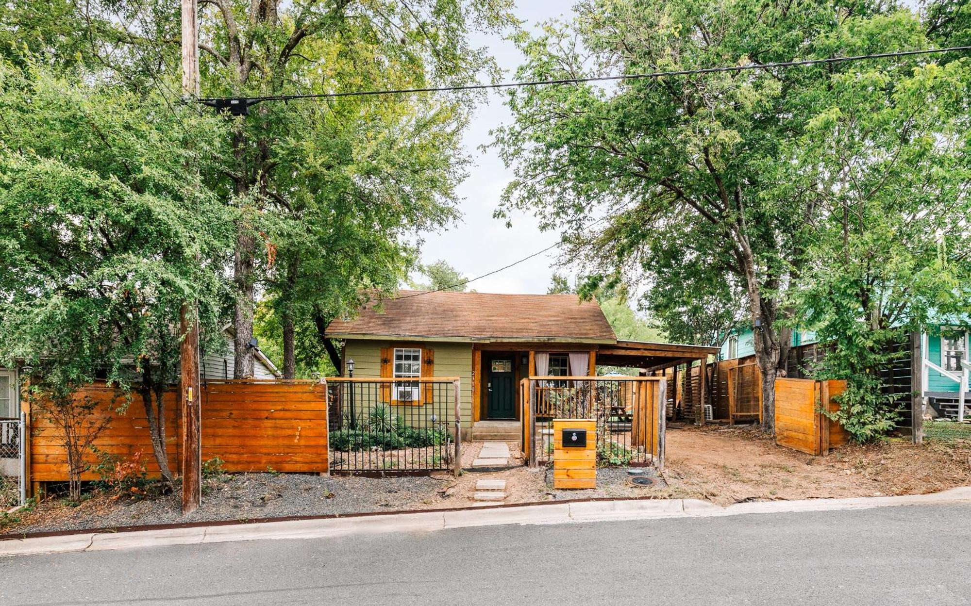 Charming Home With Patios Fireplace And Bbq Area Austin Exterior photo